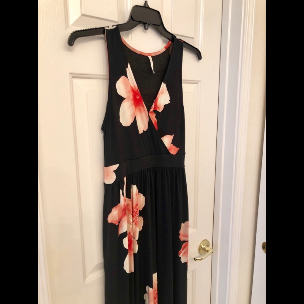 Elegant Hawaiian Floral Dress - Picture 3 of 3